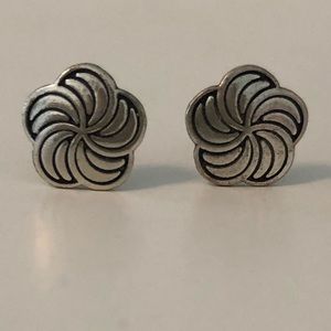 Flower stud earrings silver